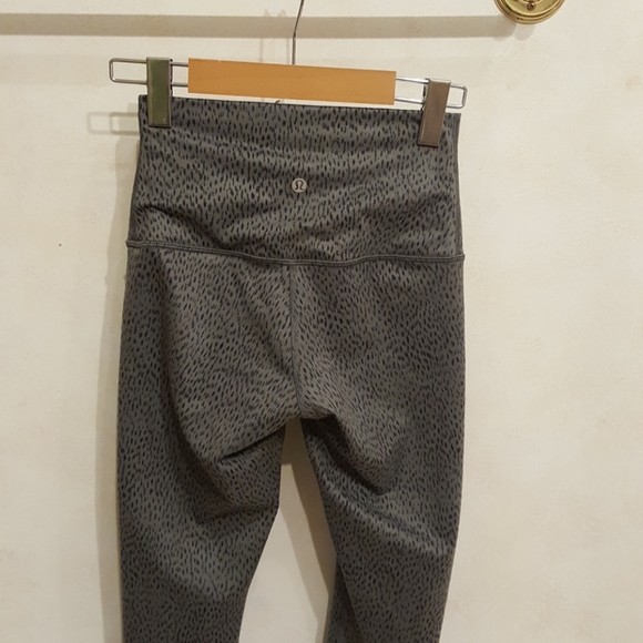 Lululemon wunder unders yoga pants - Picture 2 of 2